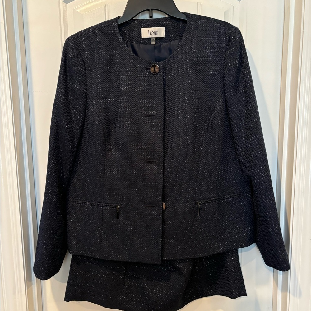Beautiful navy two piece suit by Le Suit. Perfect condition, worn once.